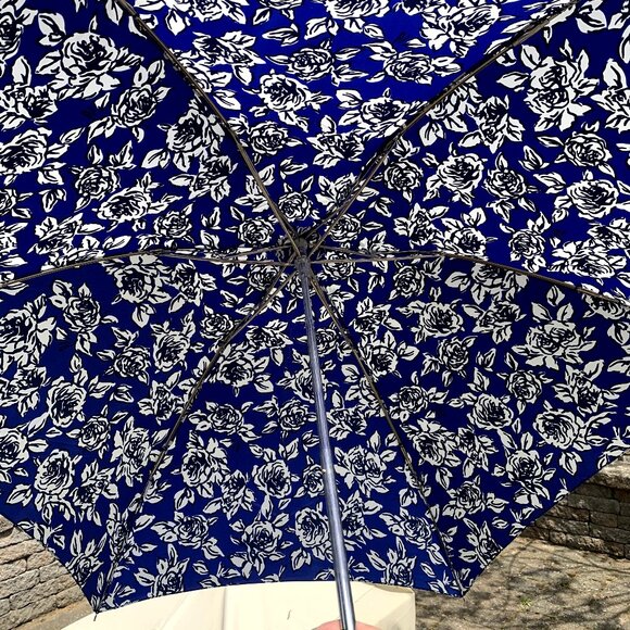 Floral Travel Compact Umbrella with Case - Picture 6 of 10